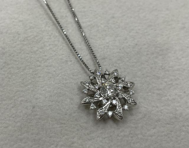 ベリテ ネックレス Pt900/Pt850 5.9g ダイヤ 0.374ct/0.20ct フラワー