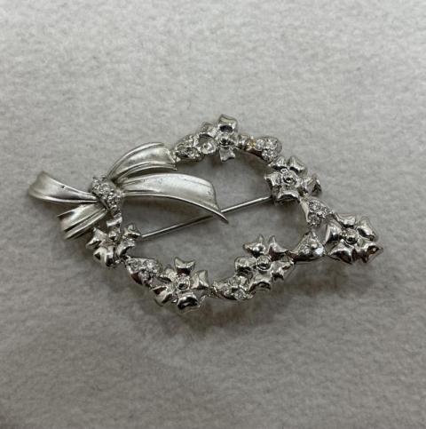 ブローチ K18WG 6.3g ダイヤ 0.23ct