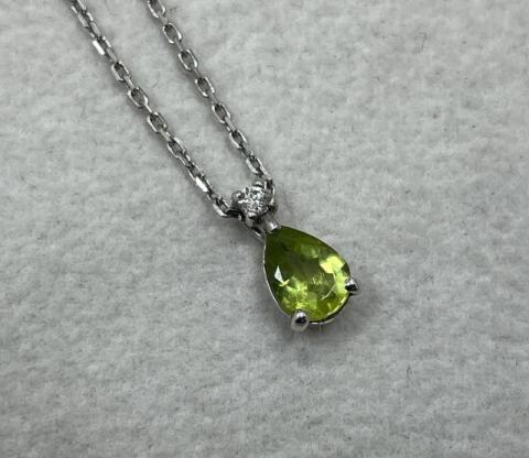 ネックレス K10WG/Pt900 2.7g ペリドットダイヤ 0.03ct