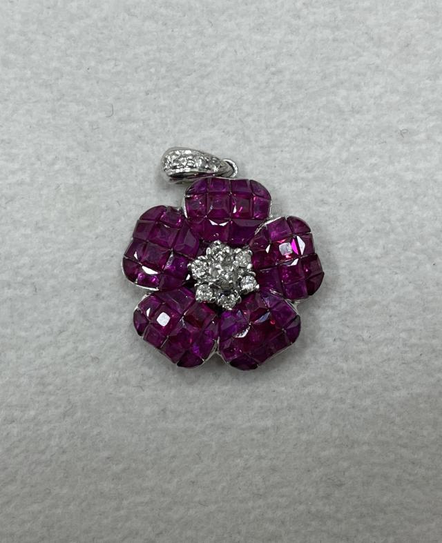 ペンダントトップ K18WG 4.8g ルビー 3.30ctダイヤ 0.12ct ミステリーセッティング