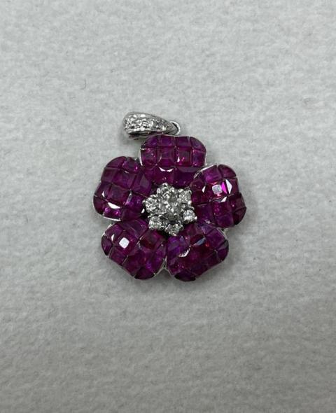 ペンダントトップ K18WG 4.8g ルビー 3.30ctダイヤ 0.12ct ミステリーセッティング