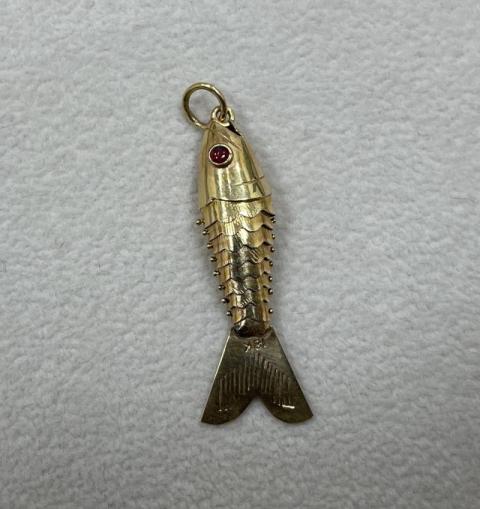 ペンダントトップ K18YG 0.9g 赤石 魚 アニマル