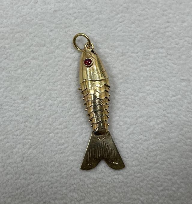 ペンダントトップ K18YG 0.9g 赤石 魚 アニマル