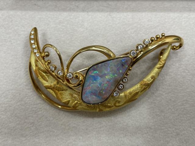 ブローチ K18YG 24.3g ボルダーオパール 12.38ctダイヤ 0.340ct