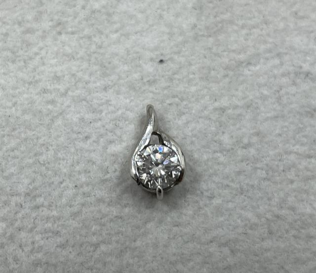 ペンダントトップ Pt900 0.8g ダイヤ 