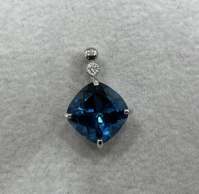 ペンダントトップ Pt900 1.6g トパーズ 2.21ctダイヤ 0.01ct